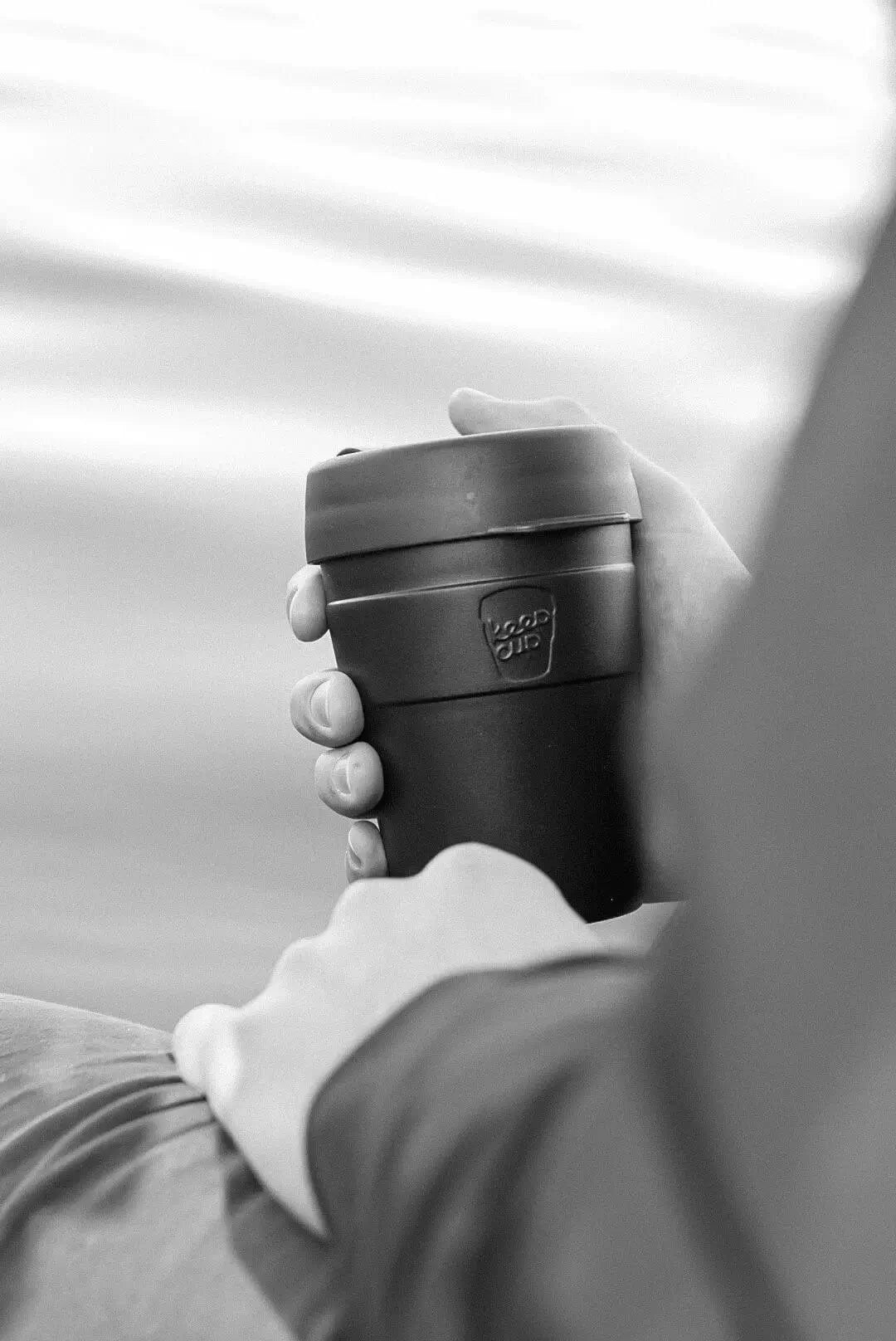 KeepCup in hand zwart/wit